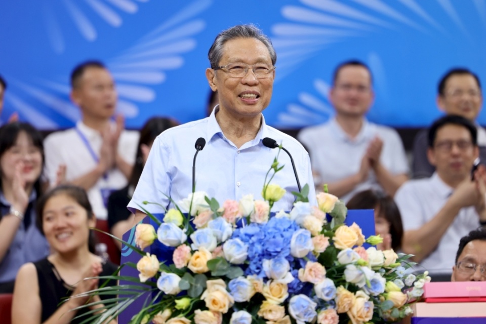 src, lwyNc, 花城记者